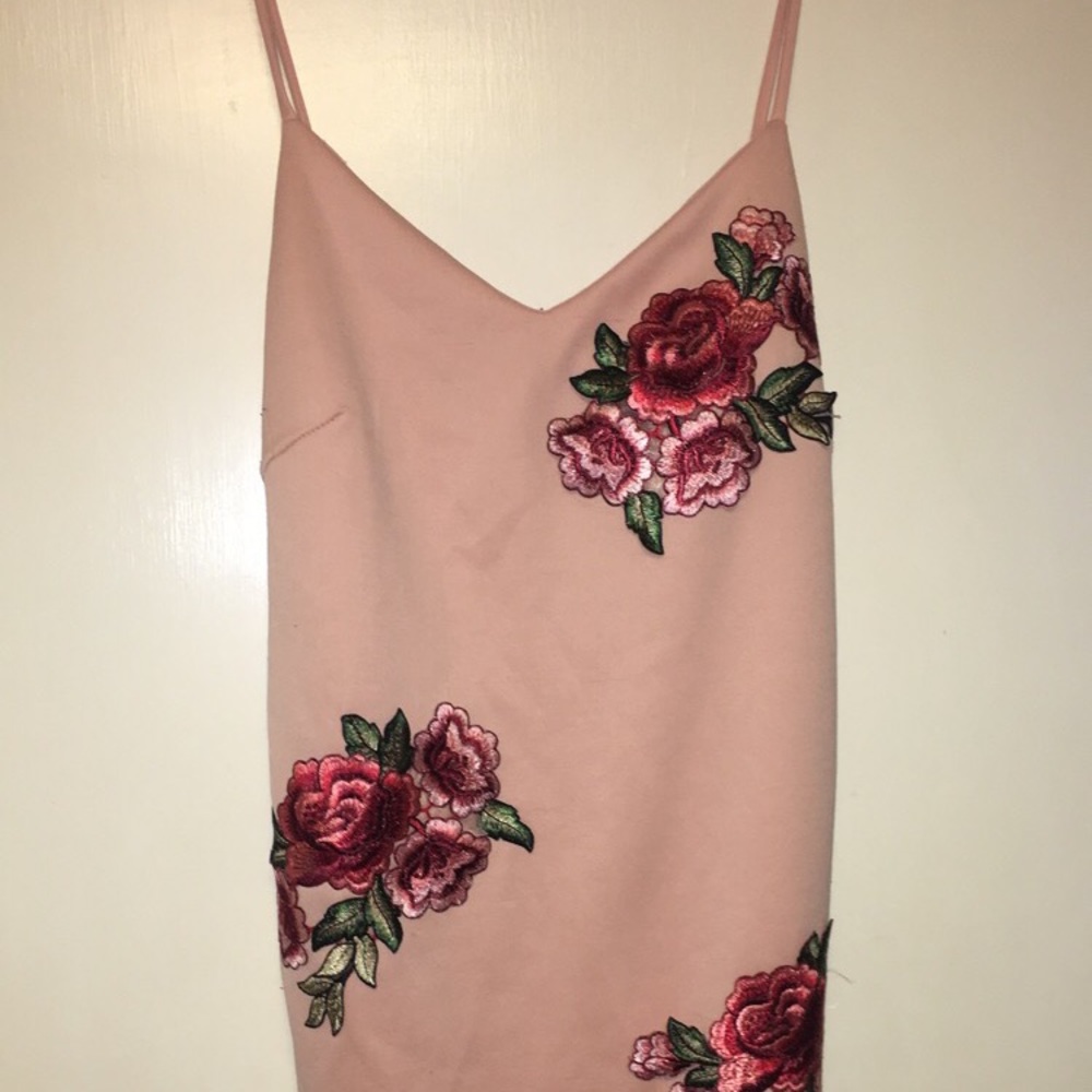 Long pink appliqué dress